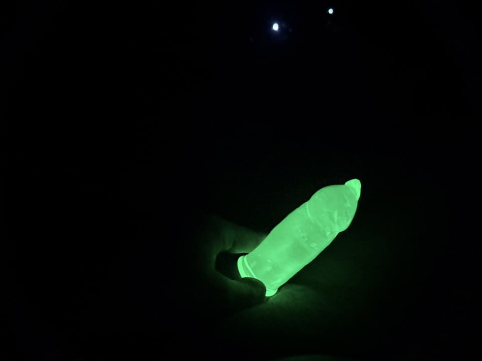 暗闇で光る精液