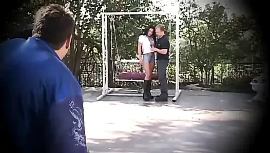 Cewek sange ini didobel penetrasi di taman sama para watchers