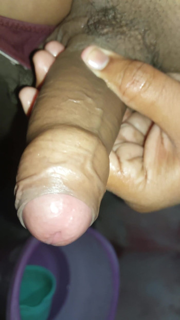 Zadivljujući trenutak iz filma "Desi indijski veliki crni kurac počinje pišati na web kameri #pissing #webcam #xnxx"