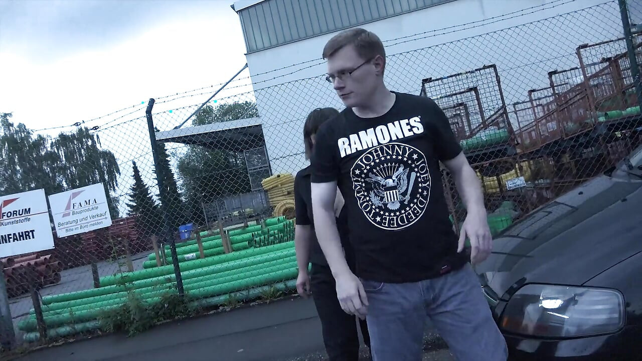 Awek dapat mulut pancutan mani selepas menghisap dan mengongkek dua zakar