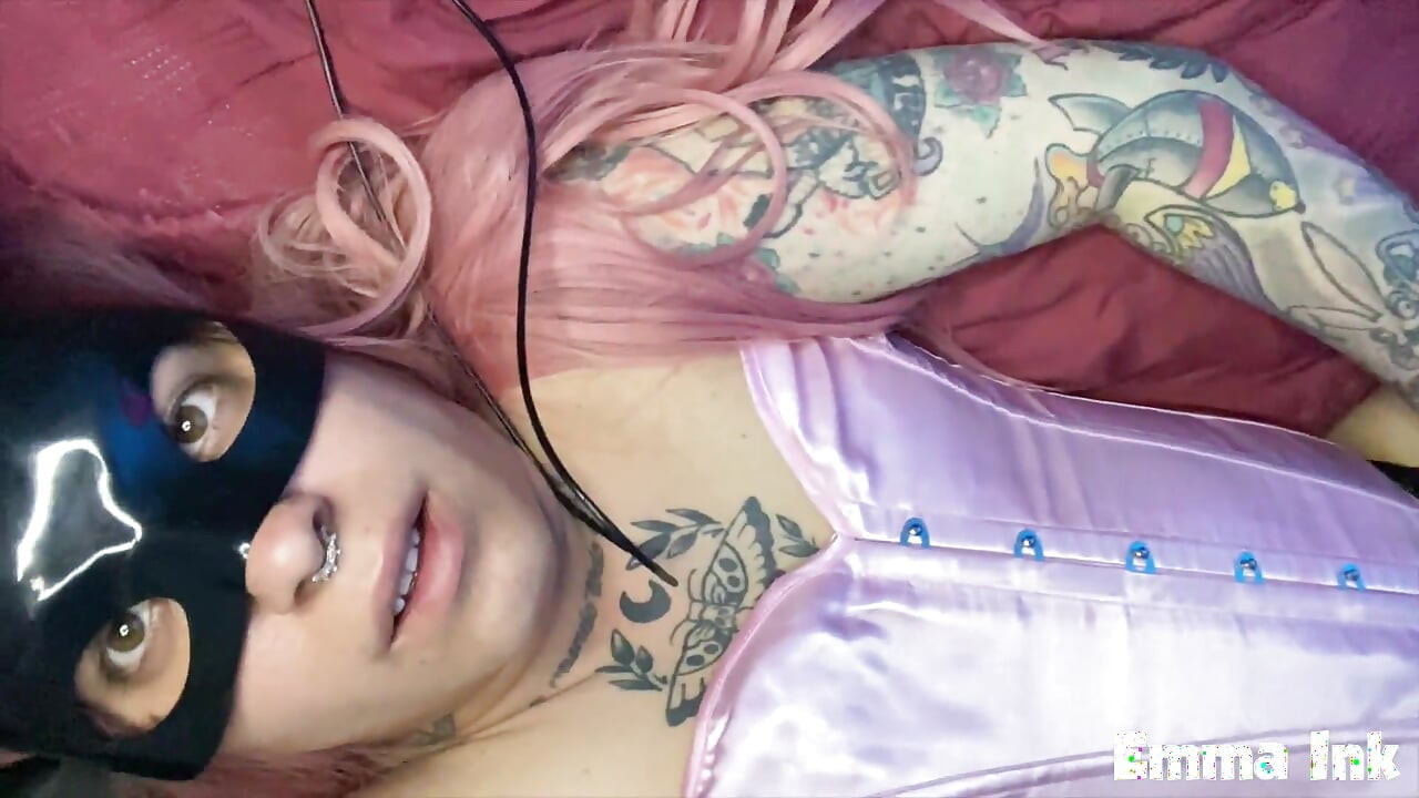 他拳打紧致的屁股, 深喉口交和内射