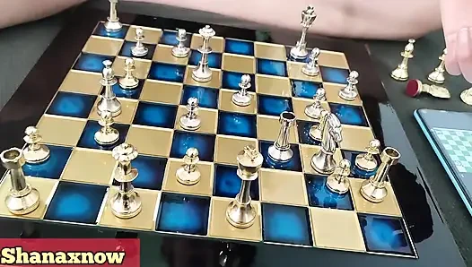 Queen lagi asik main game papan catur sfw fetish clothing si cewek rambut cokelat