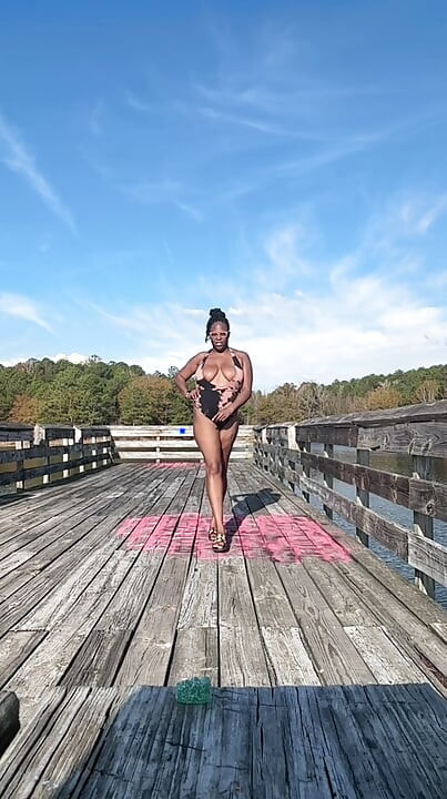 ΏΡΙΜΗ ΜΑΎΡΗ ΓΊΓΑΝΤΑ ΤΡΏΕΙ ΚΑΙ ΚΆΘΕΤΑΙ ΣΤΟ ΥΠΟΒΡΎΧΙΌ ΤΗΣ