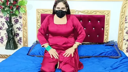 Красивая пакистанская женщина-пенджаби с огромными сиськами скачет на большом дилдо