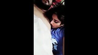 Une jolie femme desi juteuse s'amuse avec son ex