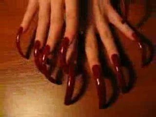 Très longs ongles rouges sexy