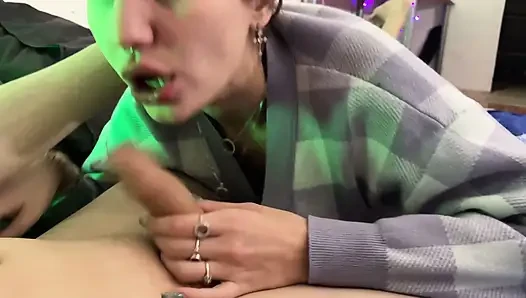 Punk rock esmer Moon Fox'un 20 dakikalık oral seksi: erkek arkadaşımın küçük sünnetsiz yarağını emiyor ve dölünü dövmeli göğüslerimin her yerine alıyorum!
