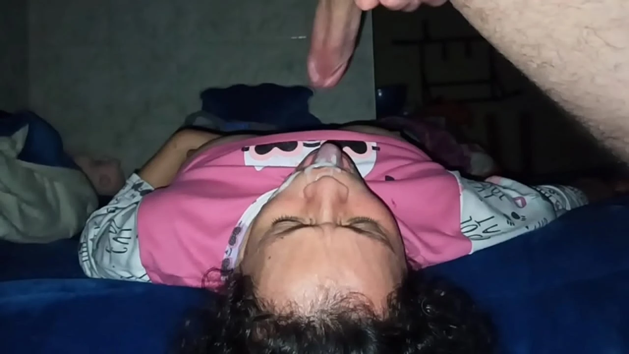Olgun orta yaşlı seksi kadın yarak emmeyi ve oğlunun arkadaşını sikmeyi seviyor