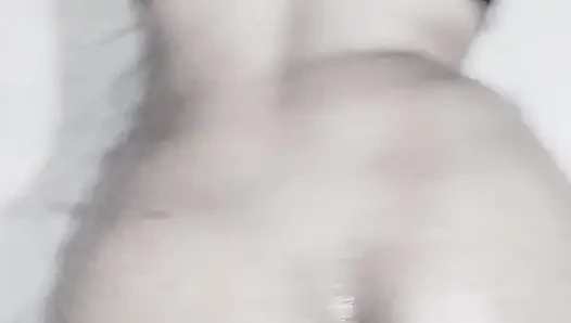 Siyah ve beyaz, domaltarak ateşli kızı sikiyor