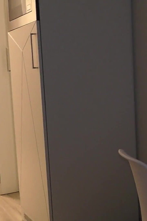 Bir otel çalışanının önünde soyundum! Genç Zengin Genç
