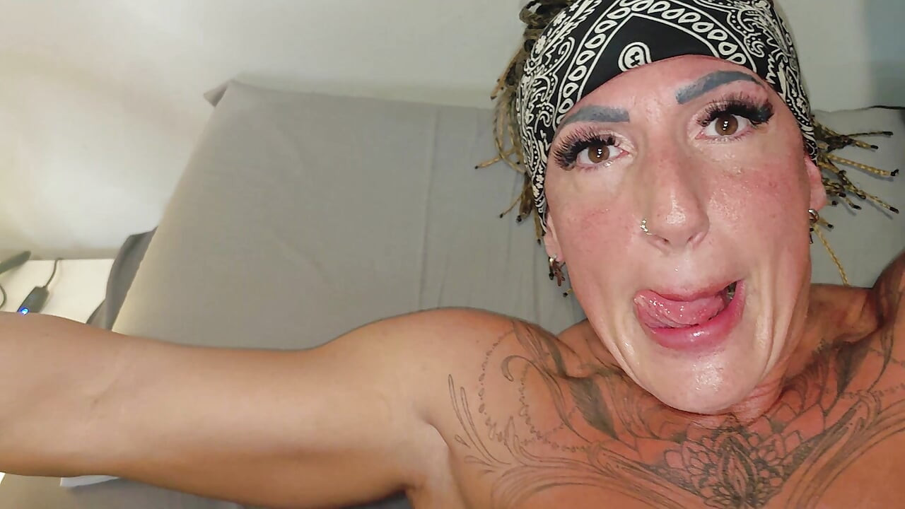 De teef Danaxmuscles breekt mijn pik en ballen