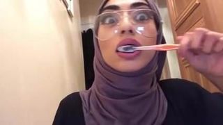 Hijabi die haar mooie tanden poetst