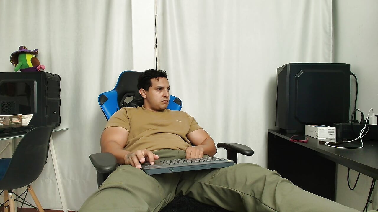 I like to masturbate in the office