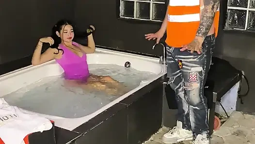 Home electrician ends up the beautiful neighbor in the bathtub