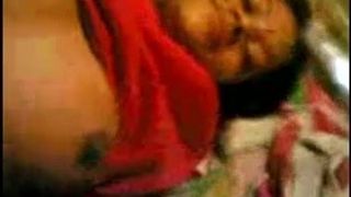 Indische man stelt de borsten van haar vriendin bloot en neukte haar