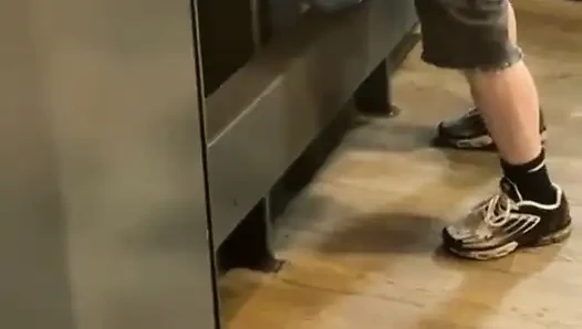 Amatör adam halka açık pisuanda yakalandı (işeyemiyor, bu yüzden mastürbasyon yapmayı tercih ediyor)