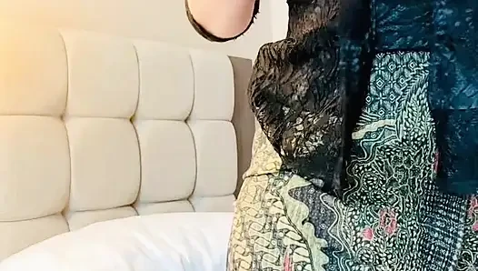 Solo-weibliche masturbation mit indonesischem traditionellem kleid