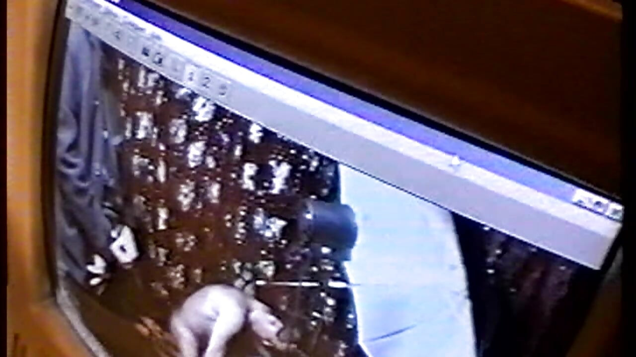 Zakrzywiona milf tryska ostro z intensywnej sesji palcowania