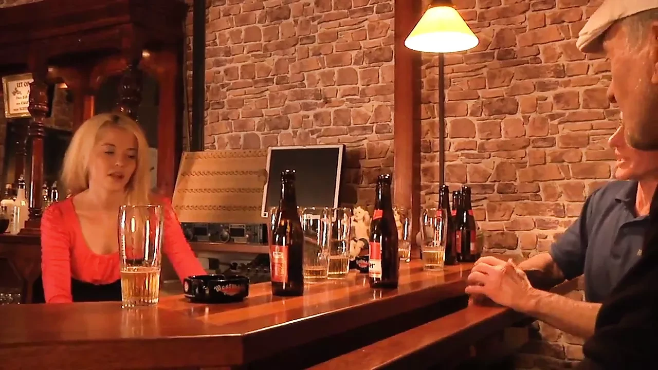 Zwei touristische alte Männer ficken amerikanische Blondine in einer Bar