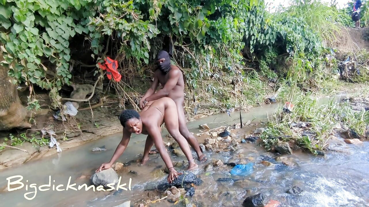 Bigdickmask1 đụ itxqueen tại suối làng