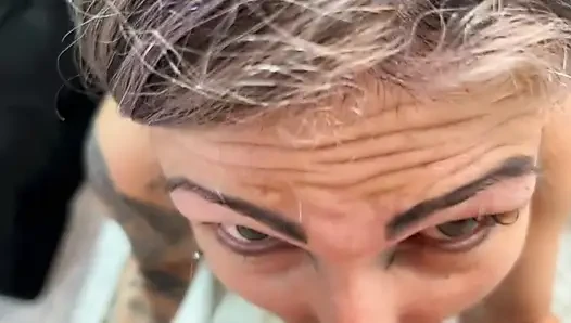 Cewek nakal rambut pirang ini nyepong kontolku dengan nikmat dan minta aku ngentot memeknya habis-habisan.