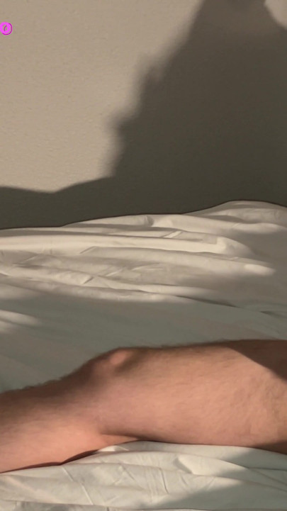 「夫がホテルの部屋でオナニーし、大量オーガズムと巨大な射精 - asmr」の象徴的な瞬間