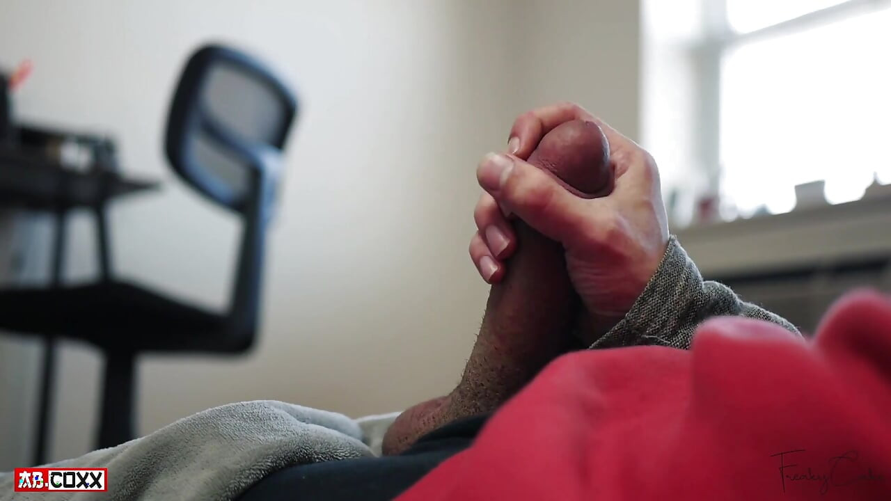 Sexy gespierde dekhengst die grote geaderde pik aftrekt totdat hij klaarkomt