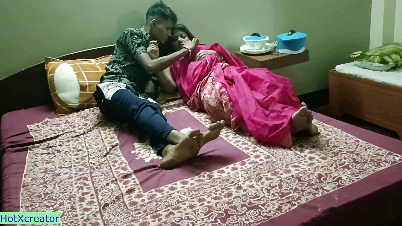 Bilinmeyen genç oğlanla sikişiyor! İnanılmaz ateşli seks