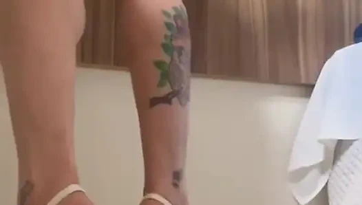 Sıkı kasların altında sessiz amcık