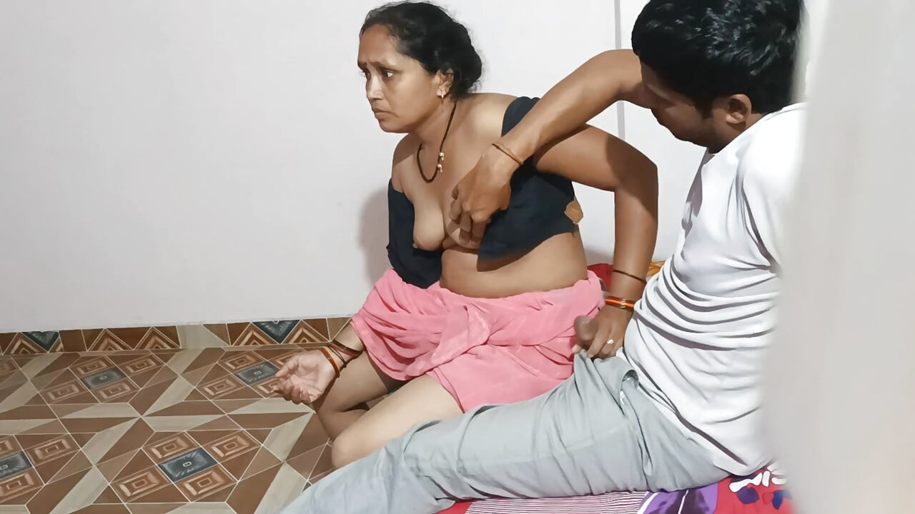 Seks wanita seksi dengan hasband oleh kamar mandi