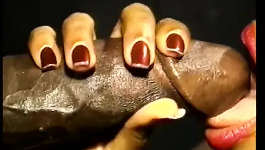 Brunette Afrika mencicipi kontol hitam dan minum jus hangat