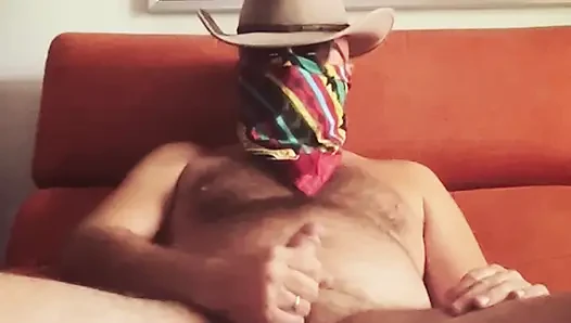 Küçük yaraklı kıllı kovboy kanepede mastürbasyon yapıyor