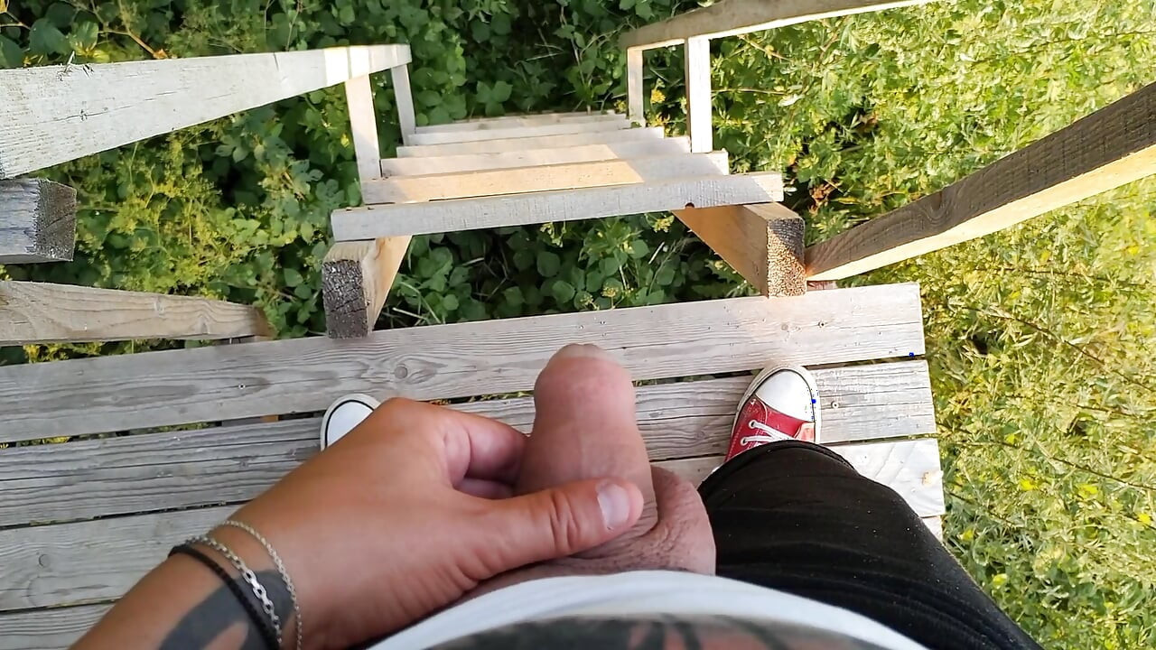 Marquer mon territoire avec de la pisse - pipi dans les escaliers