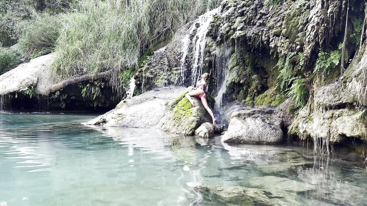 Monika fox dengan bikini pink dan bugil di air terjun dan gua