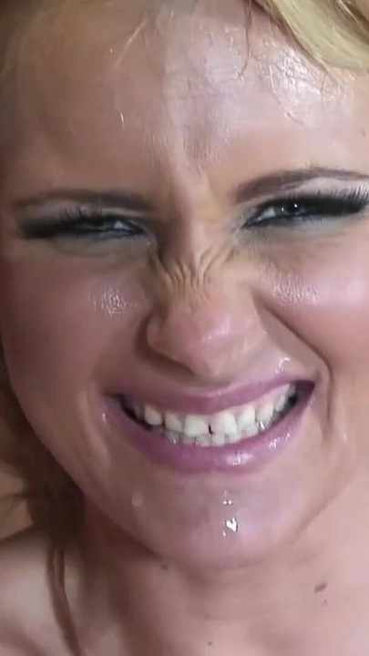 Snažan trenutak iz "BIG DICK WET GIRLS"