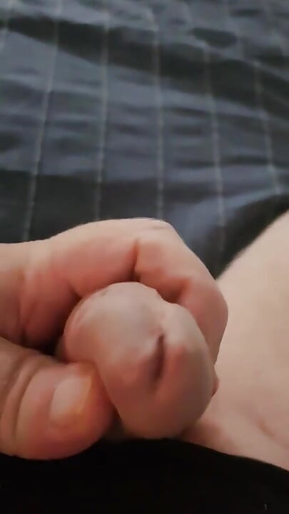 Я лежу і песчу свій член і дрочу його довго