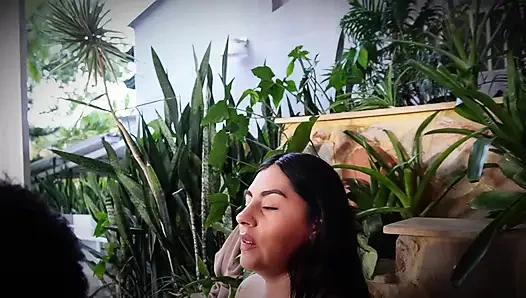 İş görüşmesi kontrolden çıkıyor ve sonunda seks yapıyoruz