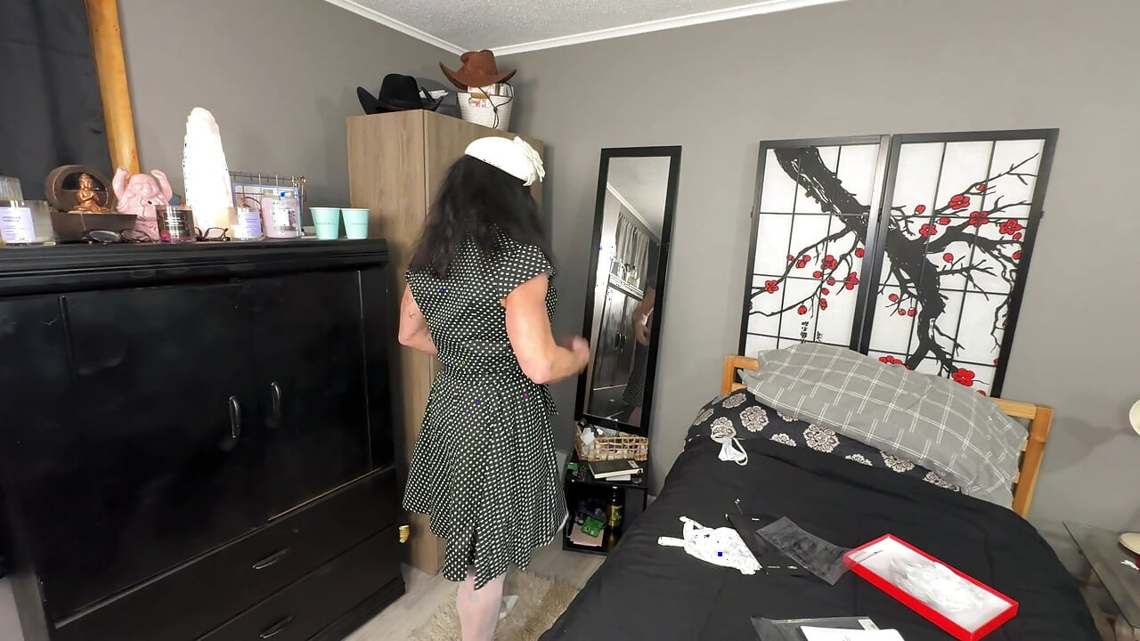 Bts:kandy Transforms Into 1950s Housewife