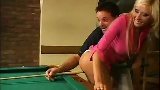 Mükemmel vücutlu çarpıcı sarışın bilardo masasında götten sikiliyor