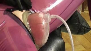 Chatte pompée en latex - partie 1