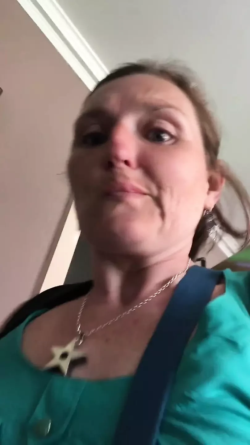 ENORMA piss i offentliga toaletter från Rachel Wriggler, den blåögda skönheten med stor retrobuske