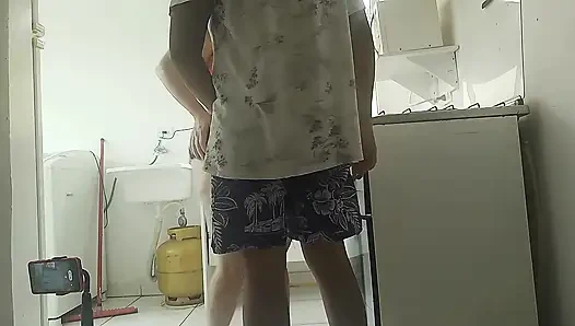 Kadın tüm erkek penisine salya sokuldu, onu iç çamaşırlarıyla işlenmiş seksi poposuna girmeye hazır bıraktı.