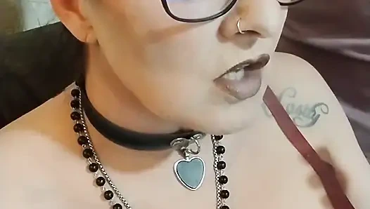 熟女在胸罩里吸烟