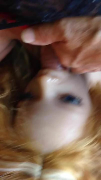 Doll Lya suce le trave en guepiere