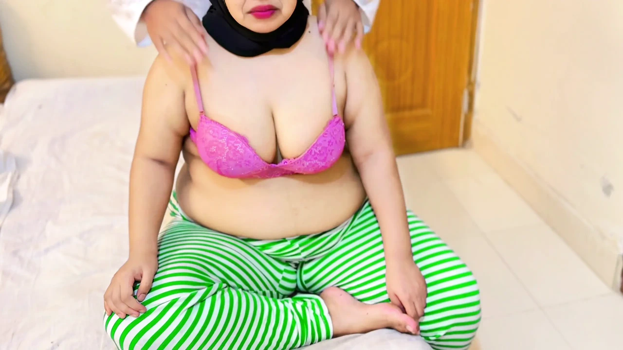 阿拉伯美丽的年轻奶奶从孙子那里得到性感的身体按摩 - 没有避孕套的服务以冒险的内射结束