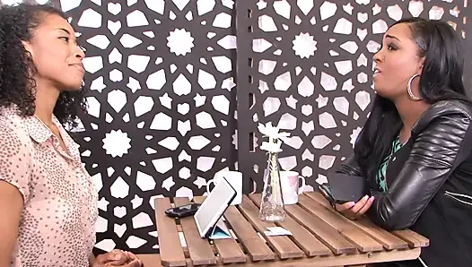 Remaja ebony yang menakjubkan menggunting dan menjilati memek