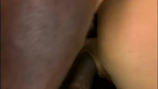 Blonde MILF in einer orgie von schwarzen monsterschwänzen gefickt und in den mund abspritzen in bukkake