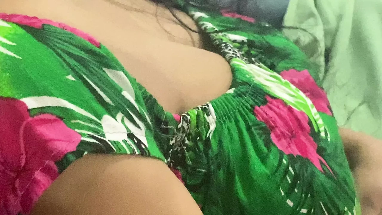 Indian TAMIL Aunty  huge boob and nosering is very glamour to her