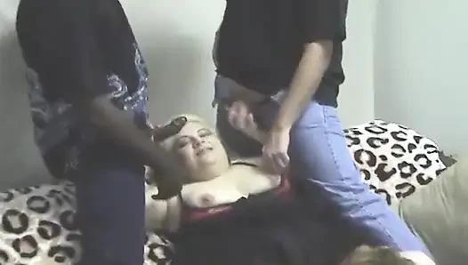 Tante seksi ini di-gangbang habis-habisan sama kontol besar pria kulit hitam sampai banjir sperma