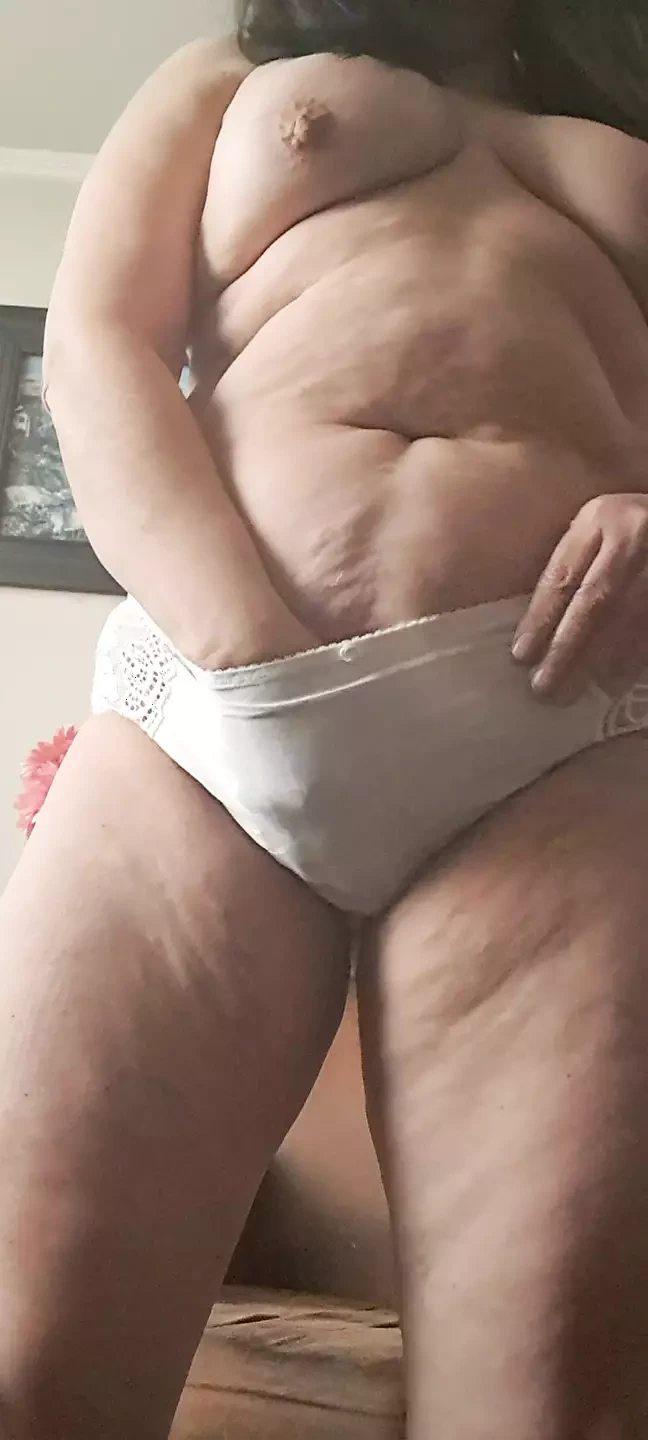 继子喜欢看到我穿着内裤，在镜头前抚摸我的阴户自慰